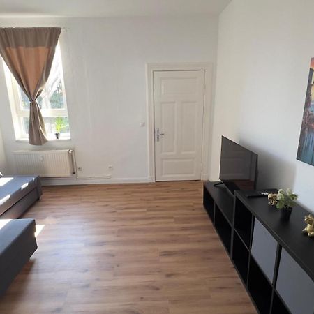 Modernes Apartment Mit 2 Schlafzimmern Und Privatparkplatz Nahe Innenstadt Neumuenster Ngoại thất bức ảnh