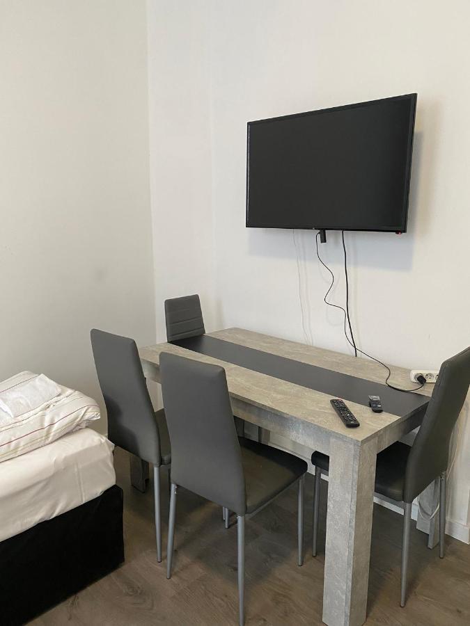 Modernes Apartment Mit 2 Schlafzimmern Und Privatparkplatz Nahe Innenstadt Neumuenster Ngoại thất bức ảnh