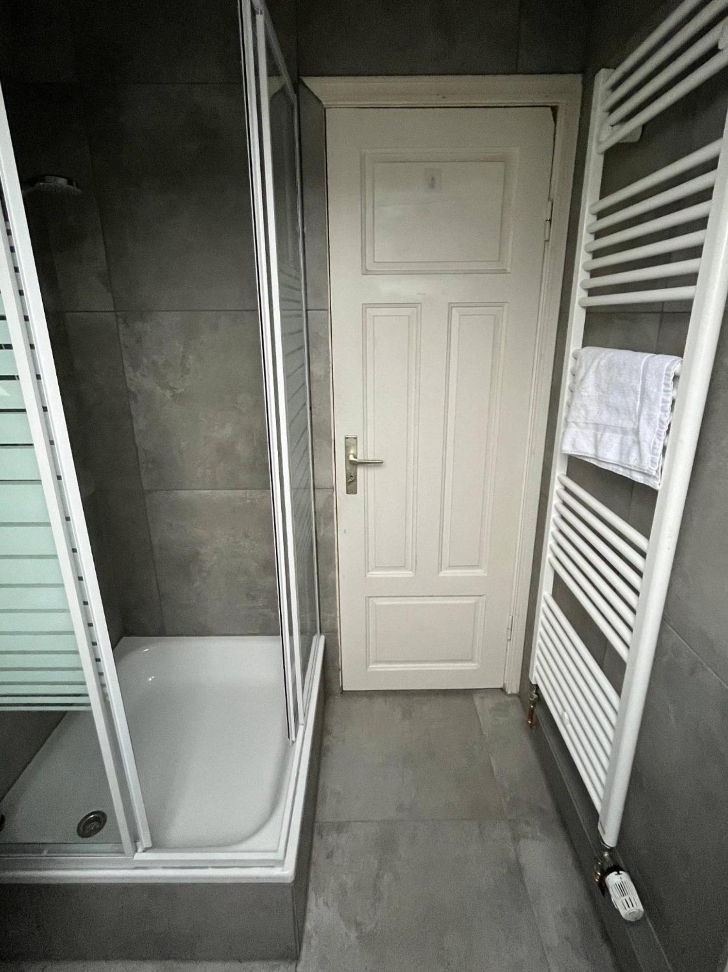 Modernes Apartment Mit 2 Schlafzimmern Und Privatparkplatz Nahe Innenstadt Neumuenster Ngoại thất bức ảnh