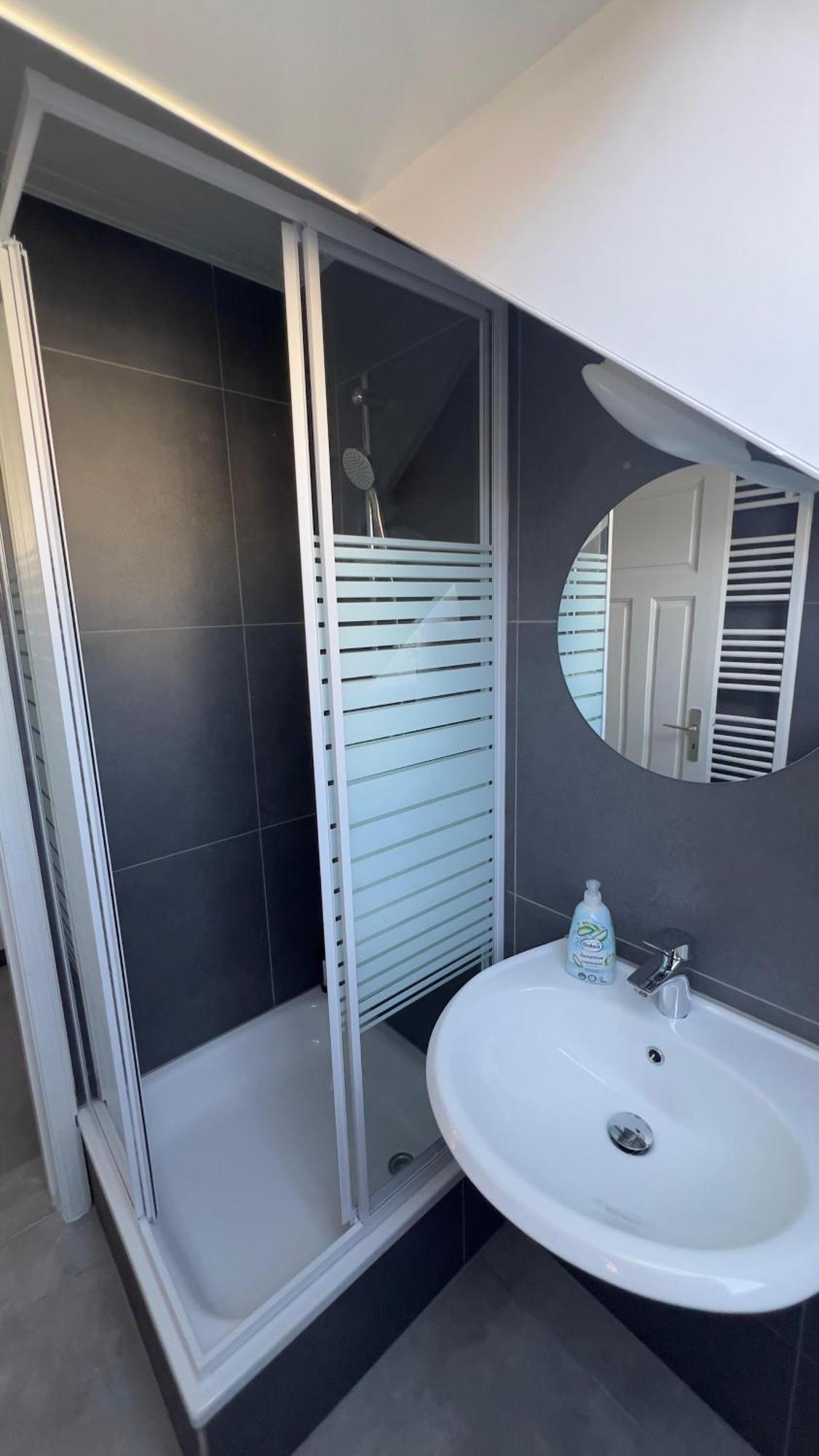 Modernes Apartment Mit 2 Schlafzimmern Und Privatparkplatz Nahe Innenstadt Neumuenster Ngoại thất bức ảnh