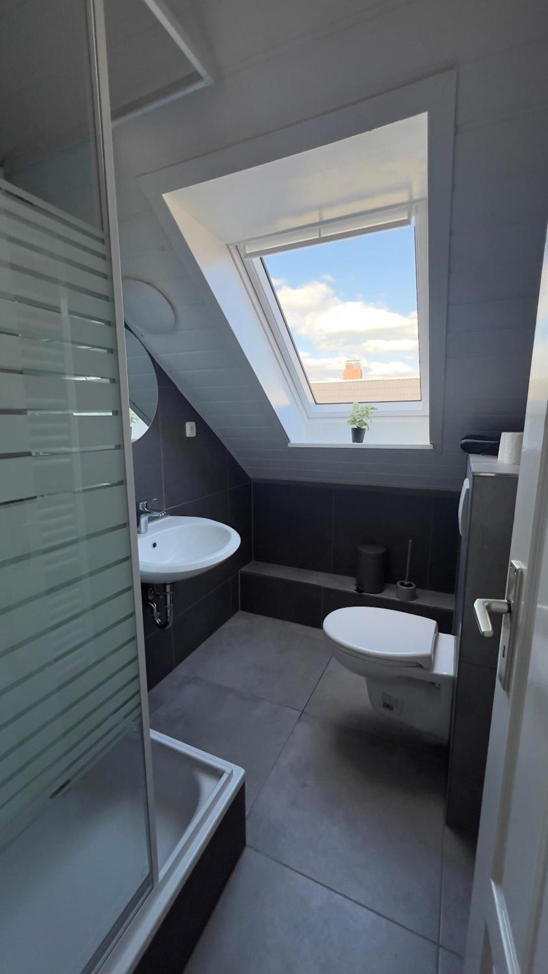 Modernes Apartment Mit 2 Schlafzimmern Und Privatparkplatz Nahe Innenstadt Neumuenster Ngoại thất bức ảnh
