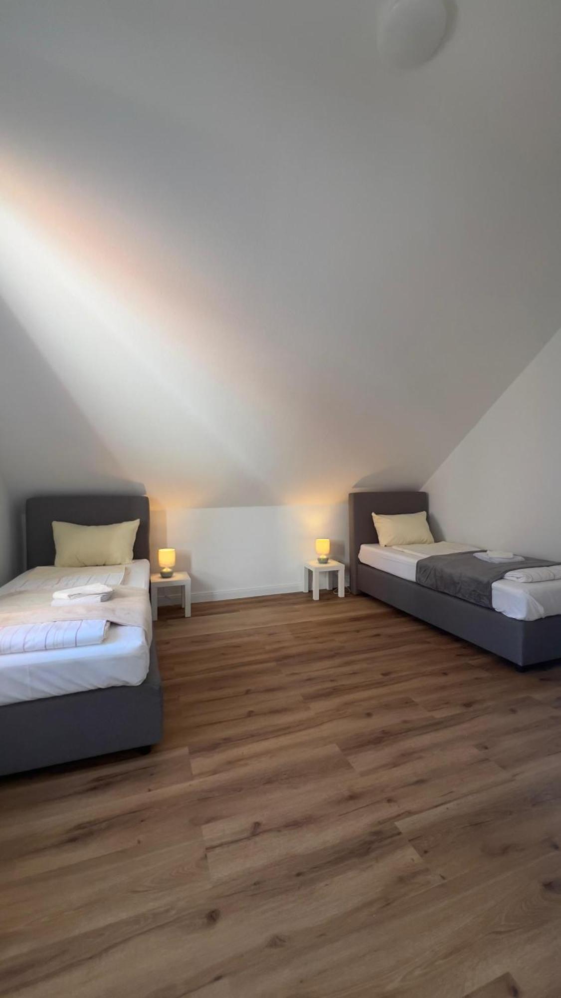 Modernes Apartment Mit 2 Schlafzimmern Und Privatparkplatz Nahe Innenstadt Neumuenster Ngoại thất bức ảnh