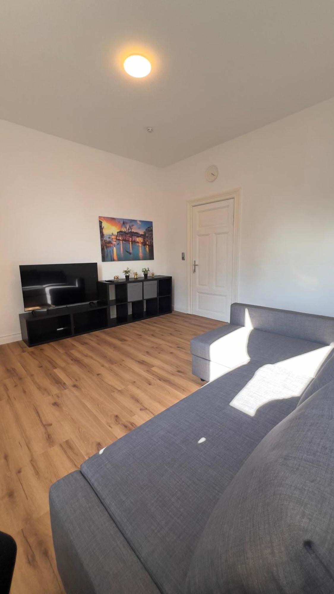 Modernes Apartment Mit 2 Schlafzimmern Und Privatparkplatz Nahe Innenstadt Neumuenster Ngoại thất bức ảnh