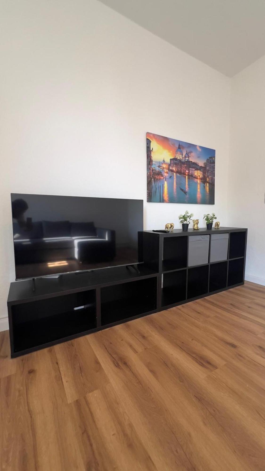 Modernes Apartment Mit 2 Schlafzimmern Und Privatparkplatz Nahe Innenstadt Neumuenster Ngoại thất bức ảnh