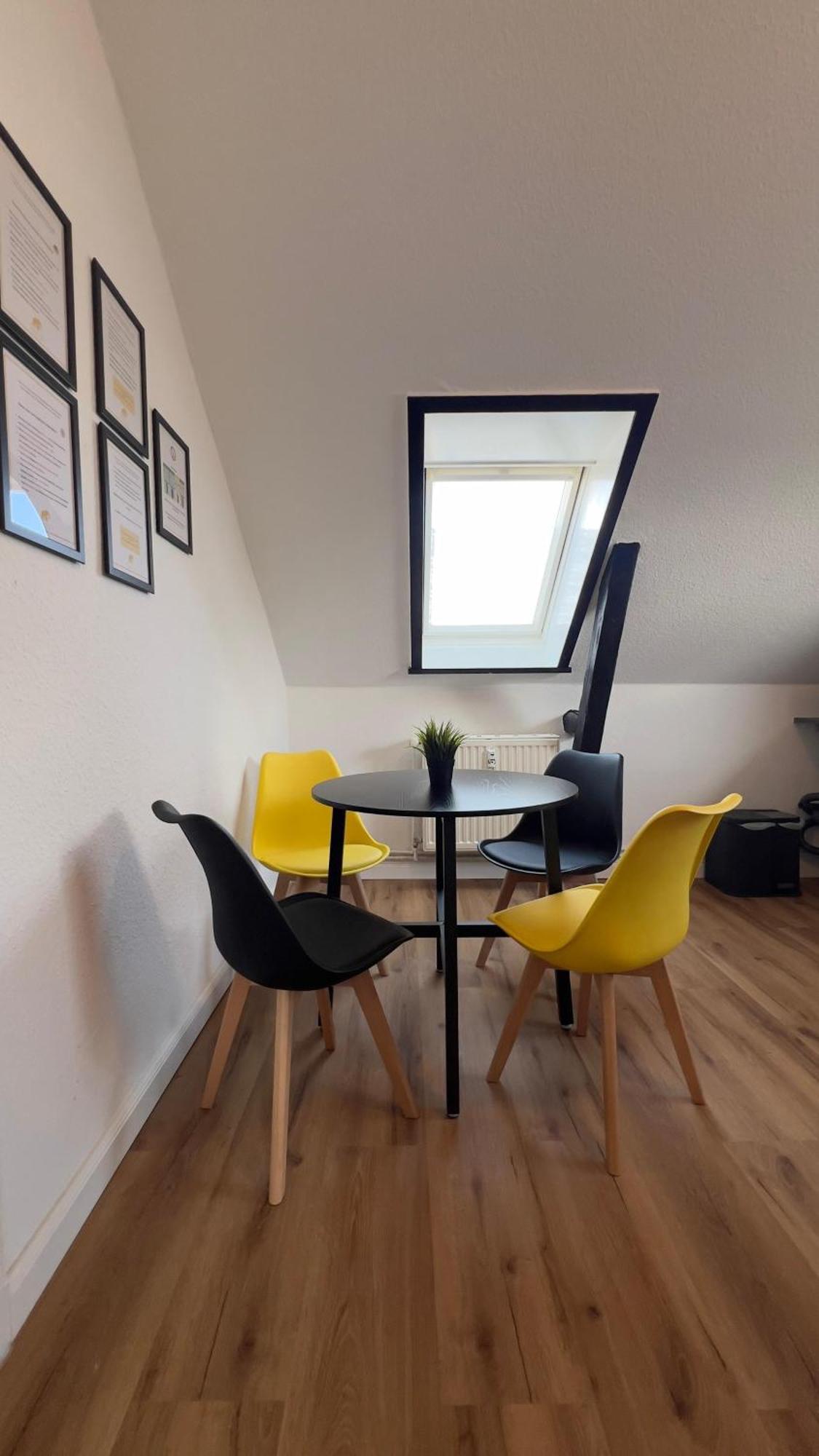 Modernes Apartment Mit 2 Schlafzimmern Und Privatparkplatz Nahe Innenstadt Neumuenster Ngoại thất bức ảnh