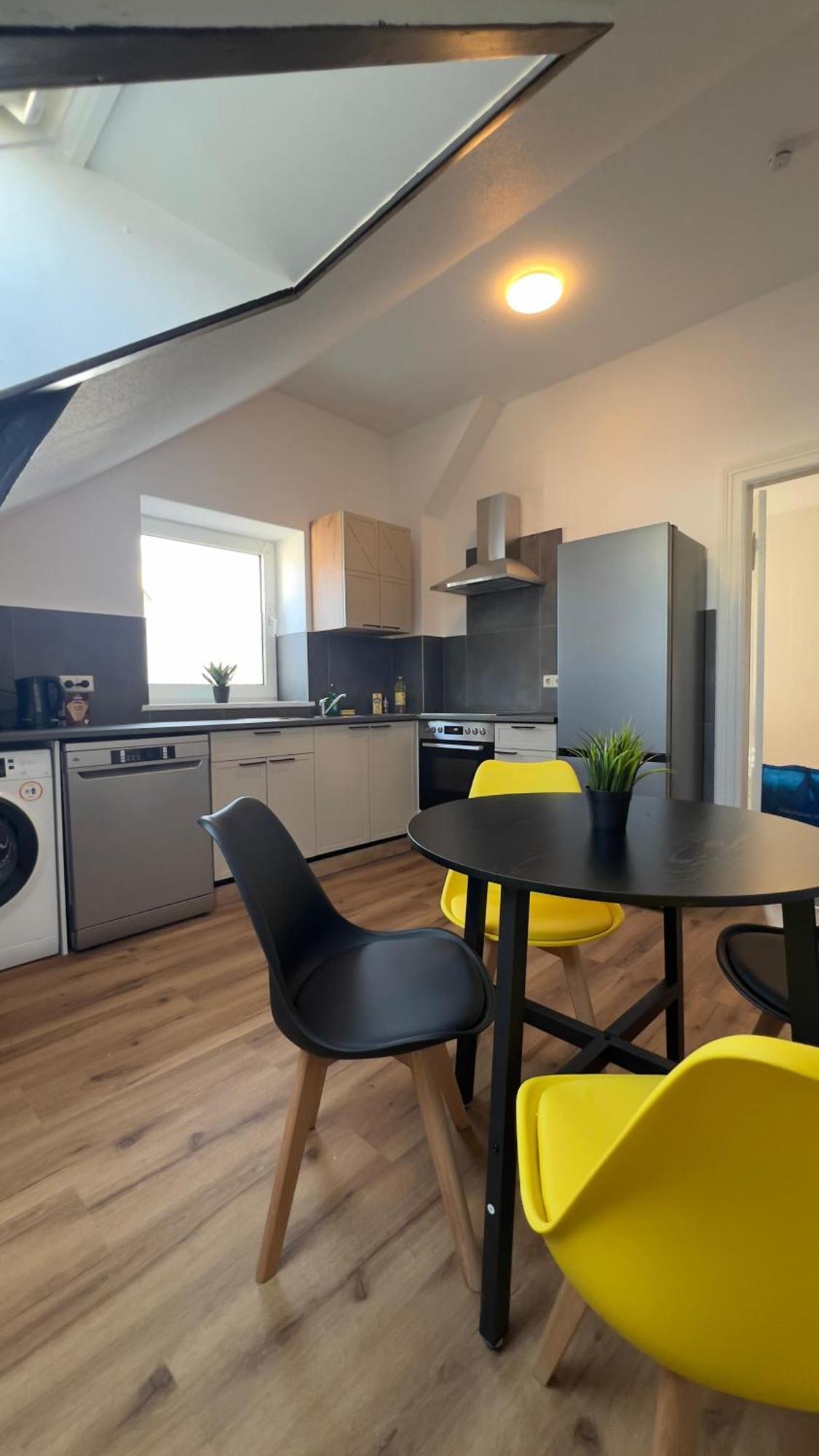 Modernes Apartment Mit 2 Schlafzimmern Und Privatparkplatz Nahe Innenstadt Neumuenster Ngoại thất bức ảnh