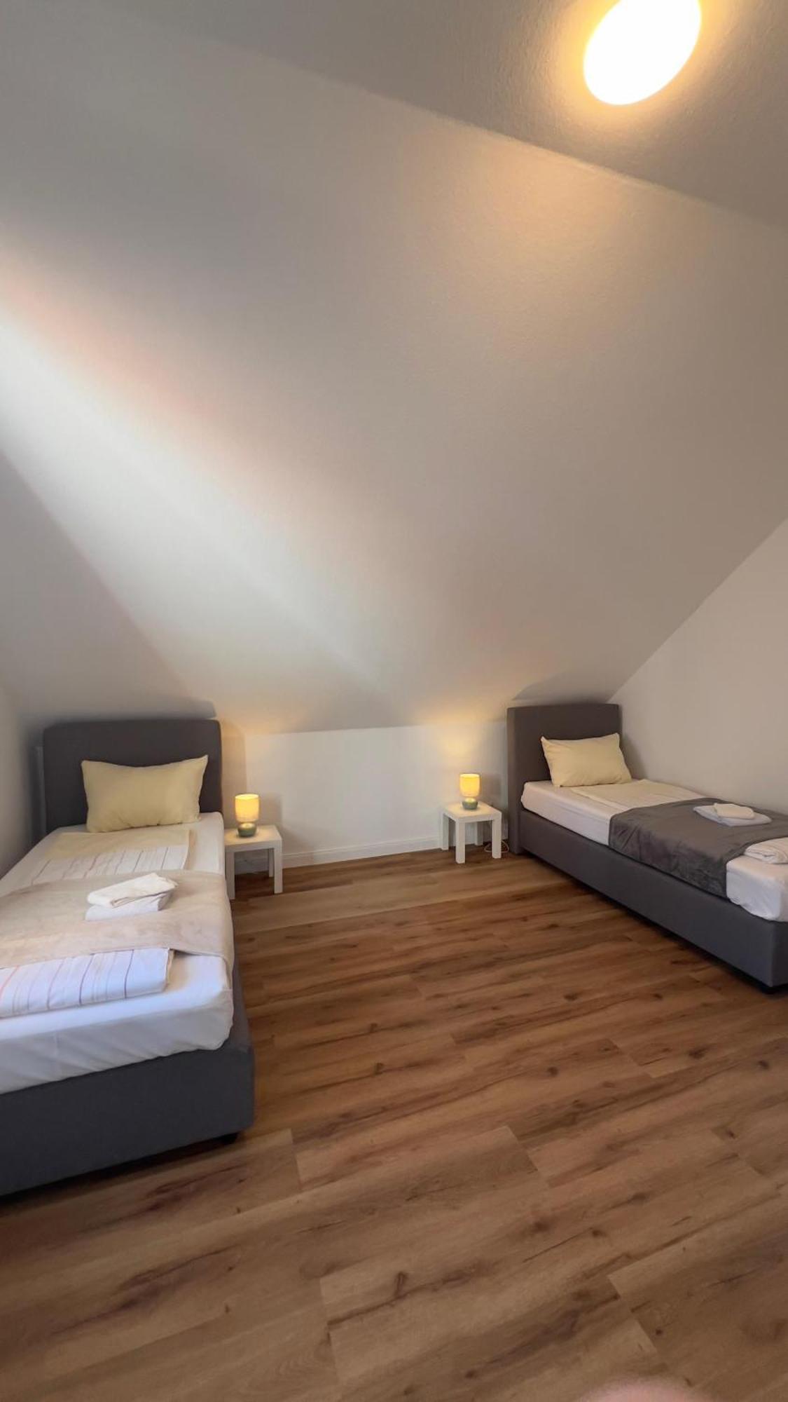 Modernes Apartment Mit 2 Schlafzimmern Und Privatparkplatz Nahe Innenstadt Neumuenster Ngoại thất bức ảnh