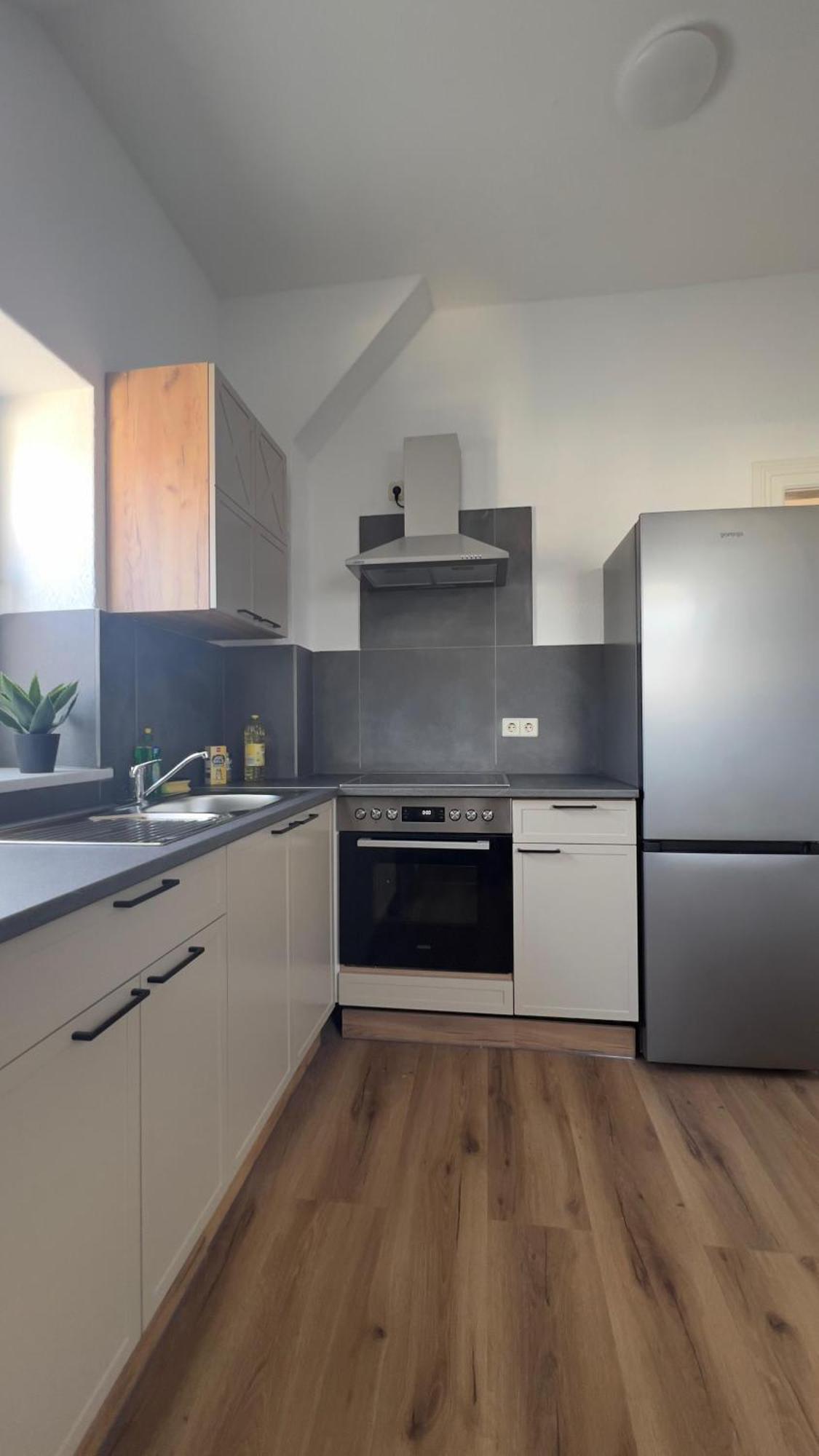 Modernes Apartment Mit 2 Schlafzimmern Und Privatparkplatz Nahe Innenstadt Neumuenster Ngoại thất bức ảnh
